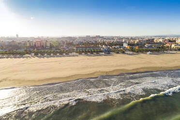 Luftaufnahme des mediterranen Strandes von Valencia im Herbst - CAVF87144