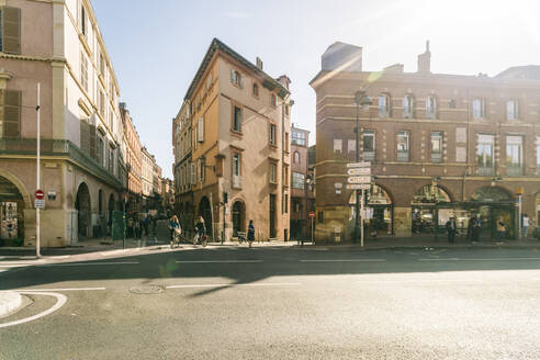 Blick auf eine Straße in der Altstadt von Toulouse im Herbst - CAVF87148