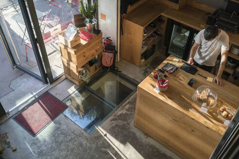 Arbeiter in einem trendigen Cafe mit Holzinterieur in Toulouse von oben - CAVF87153