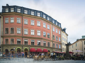 Platz mit Cafés in der historischen Altstadt Gamla Stan von Stockholm - CAVF87167