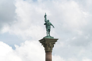 Statue von Engelbrekt, dem Freiheitskämpfer, auf einer Säule stehend - CAVF87185