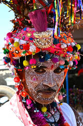 Adivasi tribal man, face decorated and wearing ornate decorated headgear to celebrate Holi festival, Kavant, Gujarat, India, Asia - RHPLF16064