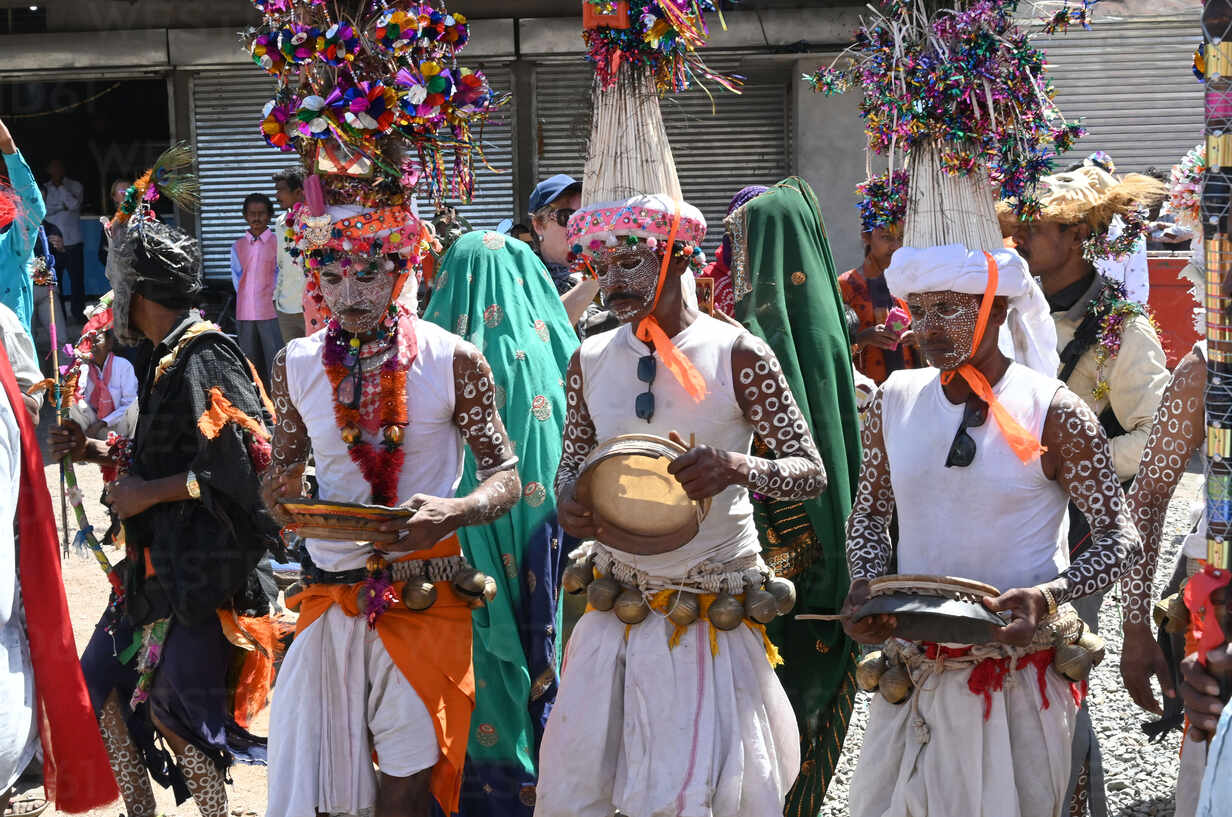 Navratri Tradition: Know Why Men From Barot Community Wear Saree and  Perform Garba - News18