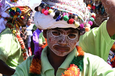 Adivasi-Stammesangehöriger, mit geschmücktem Gesicht und kunstvoll verzierter Kopfbedeckung, um das Holi-Fest zu feiern, Kavant, Gujarat, Indien, Asien - RHPLF16071