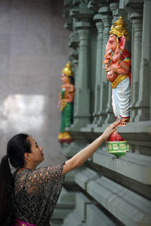 Frau betet zur Hindu-Gottheit Ganesh, Sri Mahamariamman Hindu-Tempel, Kuala Lumpur, Malaysia, Südostasien, Asien - RHPLF16094