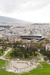 Stadtbild mit dem Theater des Dionysos und dem Akropolis-Museum, Athen, Griechenland, Europa - RHPLF16113