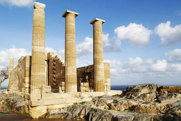 Tempel der Athena Lindia, eine der Athena geweihte antike griechische Kultstätte auf der Akropolis von Lindos auf Rhodos, Dodekanes, Griechische Inseln, Griechenland, Europa - RHPLF16117