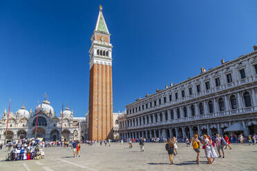 Blick auf Campanile und Besucher auf dem Markusplatz und blauer Himmel, Venedig, UNESCO-Weltkulturerbe, Venetien, Italien, Europa - RHPLF16123