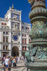 Blick auf den Torre dell'Orologio und den verschnörkelten Laternenpfahl auf dem Markusplatz, Venedig, UNESCO-Weltkulturerbe, Venetien, Italien, Europa - RHPLF16124