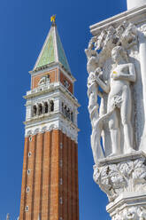 Blick auf den Campanile und die Skulptur des Dogenpalastes auf dem Markusplatz, Venedig, UNESCO-Weltkulturerbe, Venetien, Italien, Europa - RHPLF16125