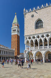 Blick auf den Campanile und den Dogenpalast auf dem Markusplatz, Venedig, UNESCO-Weltkulturerbe, Venetien, Italien, Europa - RHPLF16127