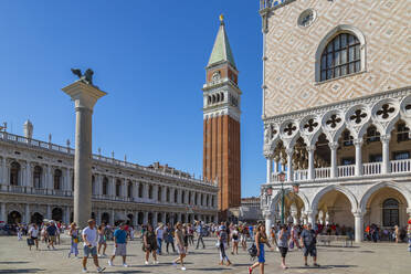 Blick auf den Campanile und den Dogenpalast auf dem Markusplatz, Venedig, UNESCO-Weltkulturerbe, Venetien, Italien, Europa - RHPLF16128