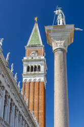 Blick auf den Campanile und die Statue auf dem Markusplatz, Venedig, UNESCO-Weltkulturerbe, Venetien, Italien, Europa - RHPLF16129