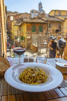 Ansicht der traditionellen italienischen Küche, Pasta und Wein, Siena, Toskana, Italien, Europa - RHPLF16134