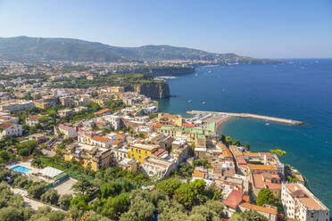 Blick auf Sorrento und die Bucht von Neapel in Sorrento, Kampanien, Italien, Europa - RHPLF16135