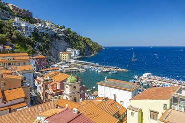 Blick auf Spiaggia di Sorrento, öffentlicher Strand und Hafen, Sorrento, Kampanien, Italien, Europa - RHPLF16137