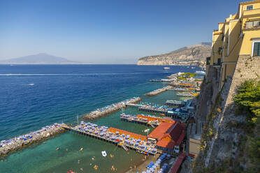 Blick auf den Strand von Leonelli, den öffentlichen Strand und den Vesuv, Sorrento, Kampanien, Italien, Europa - RHPLF16138