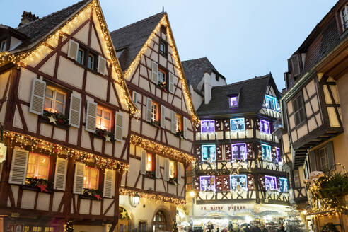 Alte Fachwerkhäuser mit Weihnachtsdekoration entlang der Rue des Marchands, Colmar, Elsass, Frankreich, Europa - RHPLF16142