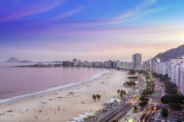 Blick auf den Copacabana-Strand und den Boulevard Avenida Atlantica in Rio de Janeiro, Brasilien, Südamerika - RHPLF16167