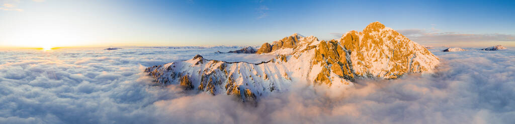 Panoramablick aus der Luft auf die aus dem Nebel auftauchenden Berggipfel der Grigne-Gruppe bei Sonnenuntergang, Comer See, Provinz Lecco, Lombardei, Italien, Europa - RHPLF16172