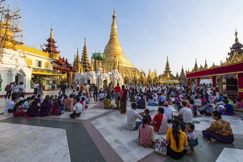 Pilger in der Shwedagon-Pagode, Yangon (Rangun), Myanmar (Burma), Asien - RHPLF16183