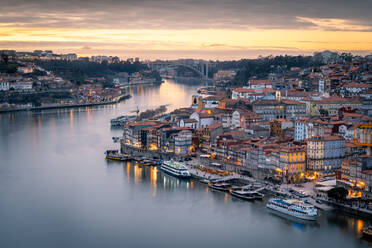 Sonnenuntergang über Porto mit Blick auf den Stadtteil Ribeira von der Brücke Dom Luis I, UNESCO-Weltkulturerbe, Porto, Portugal, Europa - RHPLF16213