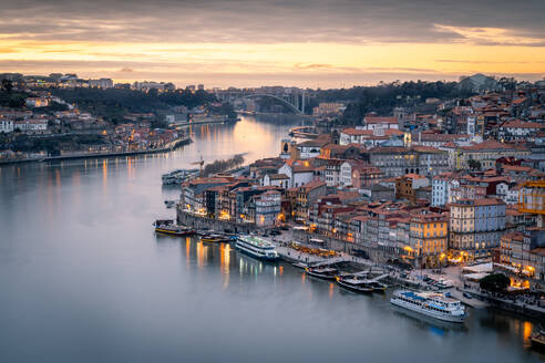 Sonnenuntergang über Porto mit Blick auf den Stadtteil Ribeira von der Brücke Dom Luis I, UNESCO-Weltkulturerbe, Porto, Portugal, Europa - RHPLF16213