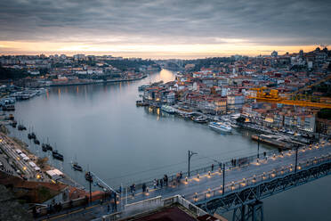 Sonnenuntergang über Porto mit Blick auf den Stadtteil Ribeira und die Brücke Dom Luis I über den Fluss Douro, Porto, Portugal, Europa - RHPLF16214