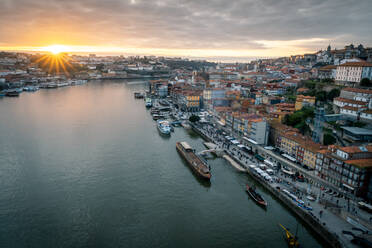 Sonnenuntergang über Porto mit Blick auf den Stadtteil Ribeira von der Brücke Dom Luis I, UNESCO-Weltkulturerbe, Porto, Portugal, Europa - RHPLF16215