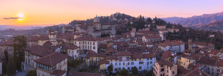 San Vigilio Hügel mit historischem Zentrum der Oberstadt von oben bei Sonnenuntergang, Bergamo, Lombardei, Italien, Europa - RHPLF16221