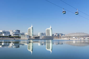 Spiegelung des Pavilhao de Portugal, Expo 98, mit Seilbahn, im Parque das Nacoes (Park der Nationen), Lissabon, Portugal, Europa - RHPLF16233