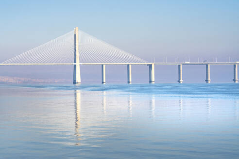 Die Vasco-da-Gama-Brücke, eine Schrägseilbrücke über den Tejo im Parque das Nacoes (Park der Nationen), Lissabon, Portugal, Europa - RHPLF16235