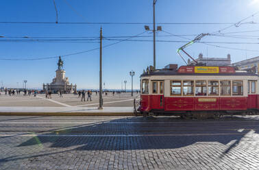 Traditionelle rote Straßenbahn auf dem Commerce Square, Lissabon, Portugal, Europa - RHPLF16236