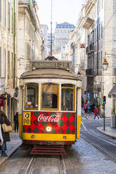 Traditionelle Straßenbahn in Lissabon auf den Straßen der Stadt, Lissabon, Portugal, Europa - RHPLF16237