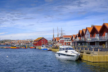 Schweden, Bezirk Vastra Gotaland, Skarhamn, Hafen der Küstenstadt - LBF03138