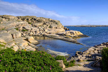 Sweden, Bohuslan, Smogen, Rocky sea coast in summer - LBF03167