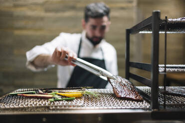 Koch im Restaurant bei der Zubereitung eines Rinderbratens - ADSF01413