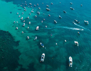 Von oben segeln Motorboote und Yachten unterschiedlicher Größe im türkisfarbenen Wasser des Ozeans - ADSF01468