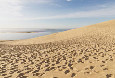 Düne von Pilat am Atlantischen Ozean gegen den Himmel an einem sonnigen Tag, Düne von Pilat, Nouvelle-Aquitaine, Frankreich - GWF06632