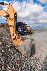 Steinbruchgelände mit schweren Industriemaschinen - ADSF01586