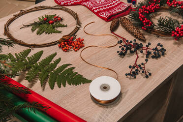 Holztisch mit weihnachtlicher Dekoration - ADSF01590