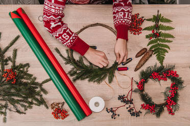 Hände auf Holztisch mit Weihnachtsdekoration - ADSF01593