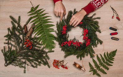 Hände auf Holztisch mit Weihnachtsdekoration - ADSF01596