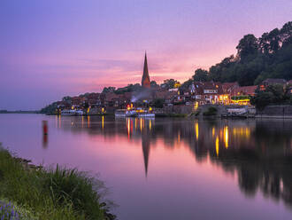 Deutschland, Schleswig-Holstein, Lauenburg, Elbe-Lubeck-Kanal in der violetten Abenddämmerung - HAMF00684