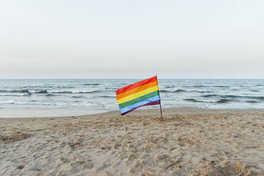 Gay Pride Flagge am Strand - CJMF00309