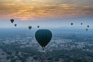 Myanmar, Region Mandalay, Bagan, Heißluftballons in der nebligen Morgendämmerung - RUNF03884