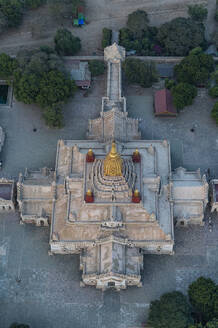 Myanmar, Mandalay-Region, Bagan, Luftaufnahme des Ananda-Tempels - RUNF03885