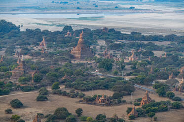 Myanmar, Region Mandalay, Bagan, Luftaufnahme der alten Stupas - RUNF03886