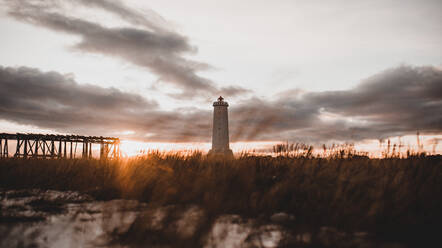 Magnificent Blick auf schöne Bake stehen an der Küste auf dem Hintergrund der bewölkten Sonnenuntergang Himmel in Island - ADSF01635