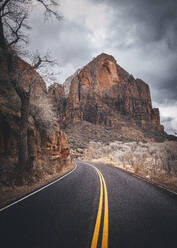 Eine Straße zwischen Bergen im Zion National Park, Utah - CAVF87195